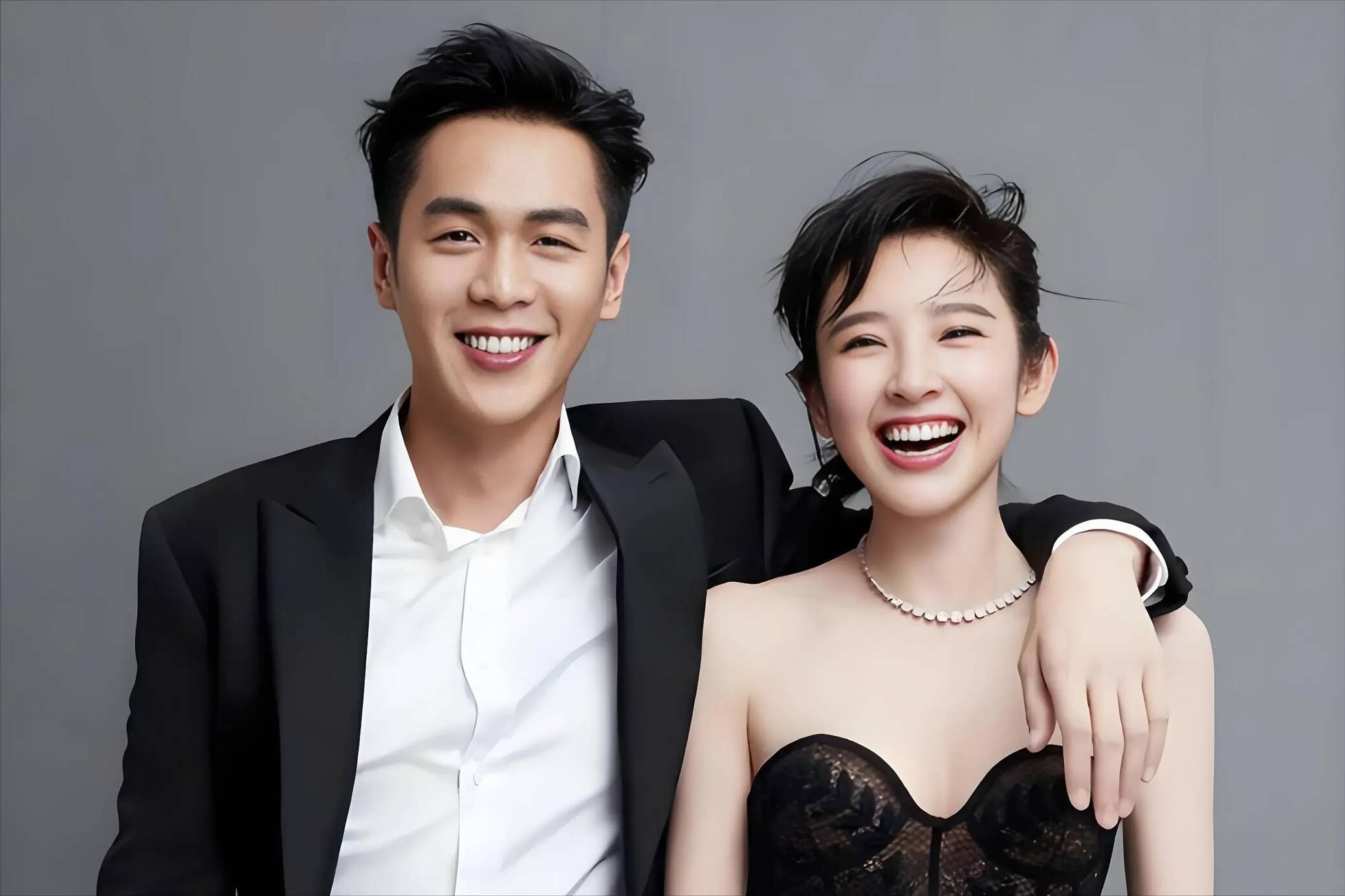 Truong Nhuoc Quan supports his wife Duong Nghe Han to participate in "Billion Dollar Riding the Wind and Waves 2026". Photo: Xinhua