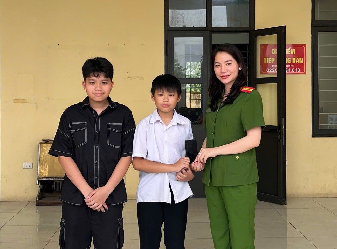 Two students picked up mobile phones and handed them over to Tu Minh Ward Police. Photo: Hai Phong Police