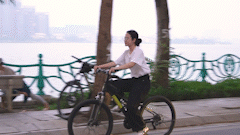 At the beginning of summer, young people invite each other to cycle around West Lake after work.
