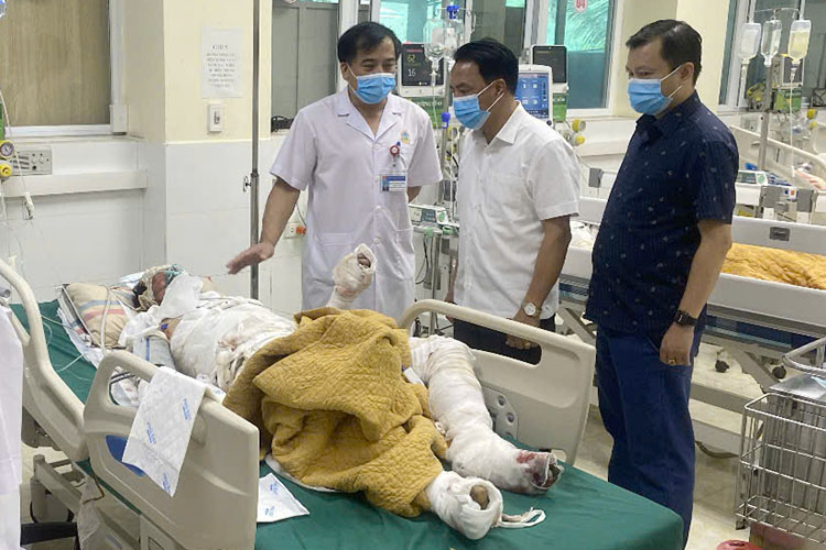 Director of Dien Bien Department of Health Pham Giang Nam (standing in the middle) visits and encourages patients. Photo: Thanh Binh