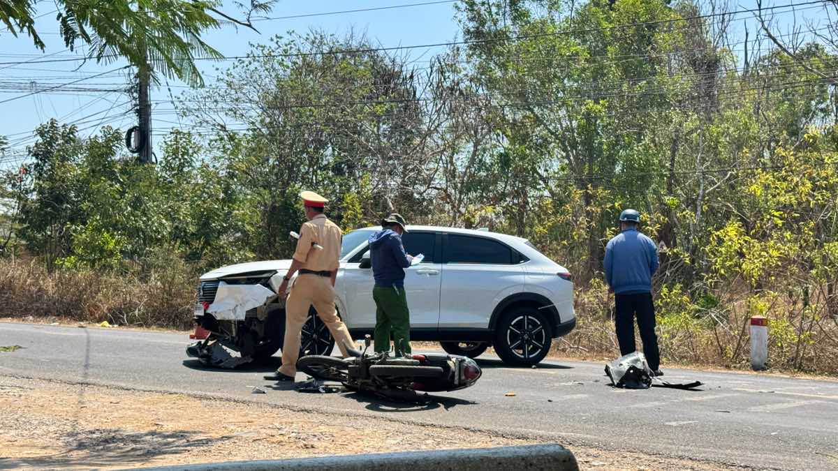 Công an khám nghiệm hiện trường. Ảnh: Duy Tuấn 