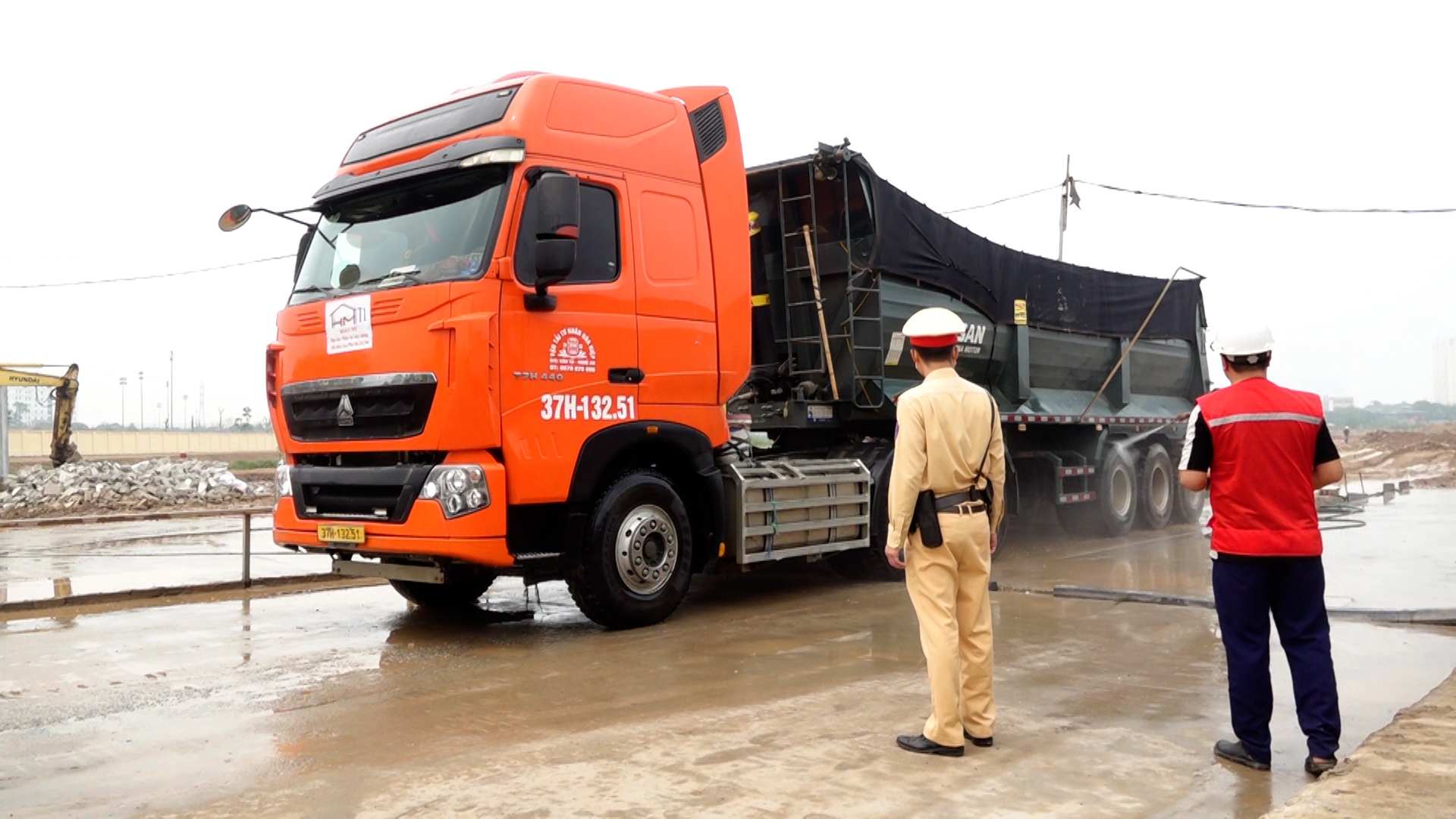 La policía de tráfico de Hanoi inspecciona exhaustivamente los vehículos que sirven al proyecto de prevención de inundaciones