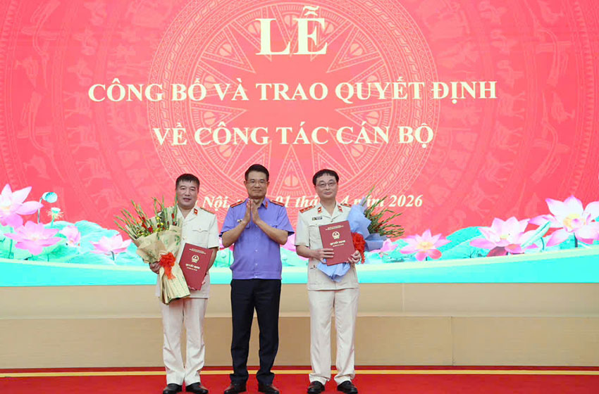 Viện trưởng VKSND Tối cao trao quyết định bổ nhiệm Viện trưởng VKSND TP Hà Nội cho ông Nguyễn Hoài Nam (phải). Ảnh: A.Nguyên