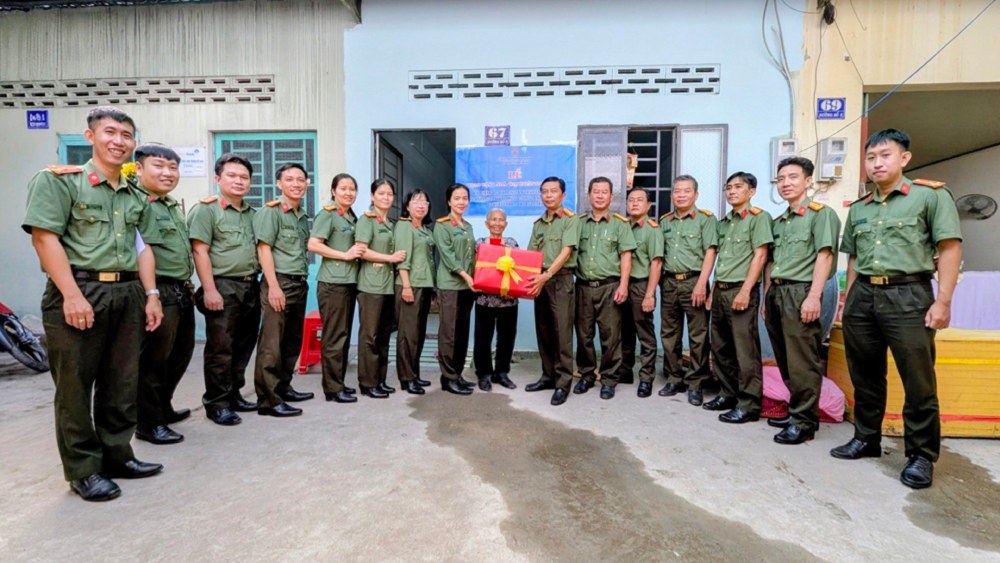 Awarding ceremony of Great Solidarity House to Ms. Le Thi Phuoc. Photo: Binh An