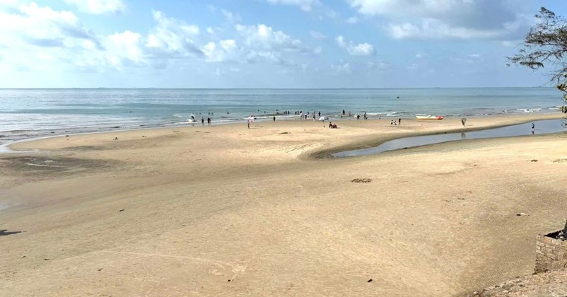 Vũng Tàu: Bãi biển đổi màu kỳ lạ, nơi xanh lam, chỗ tím