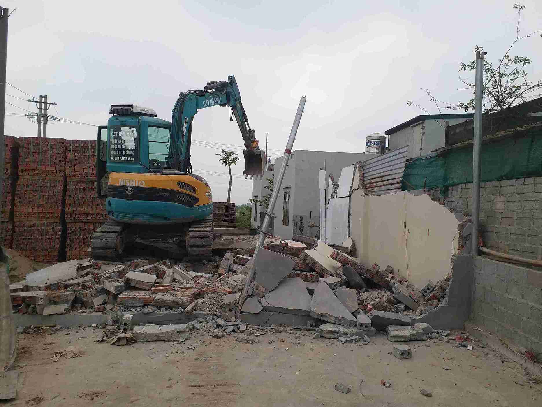 Forcible demolition of violating rice land works in group 3-4 Tien Phong. Photo: Thai Binh Ward e-Portal