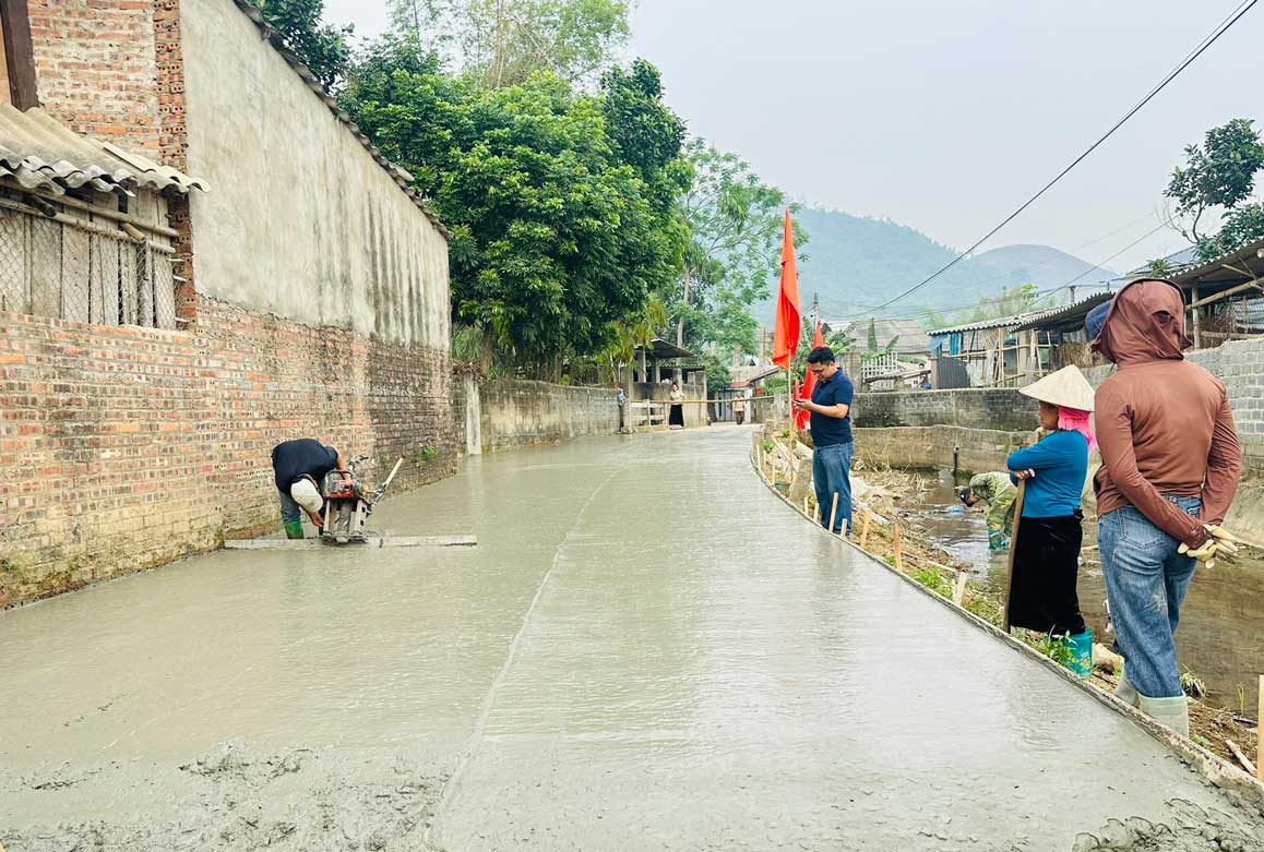 Tuyến đường dần hoàn thiện sau khi được bê tông hóa, giúp việc đi lại của người dân thuận lợi hơn. Ảnh: Tuổi trẻ Nghĩa Lộ