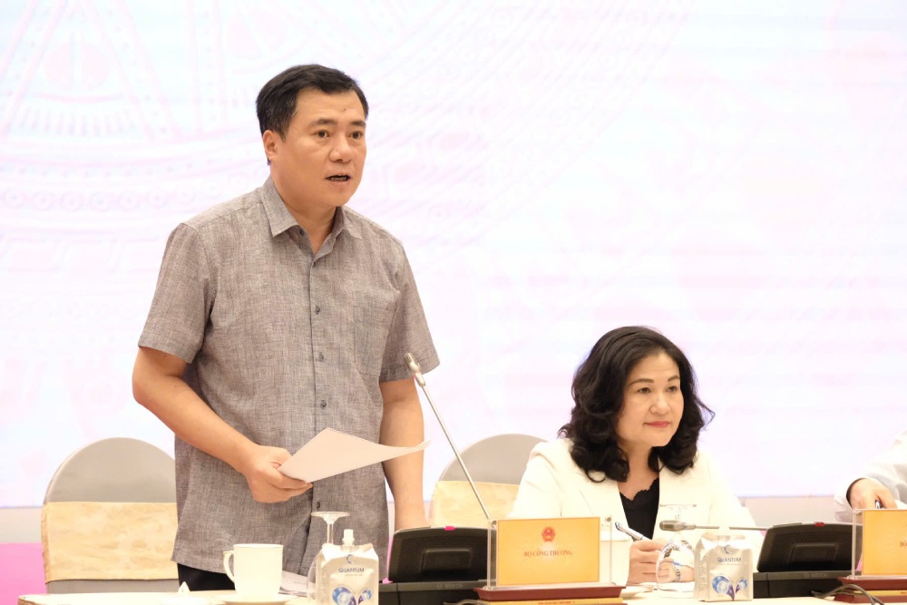 응우옌신떤 산업통상부 차관이 국내 휘발유 가격 운영 및 공급 보장 솔루션에 대해 이야기하고 있습니다. 사진: 팜동