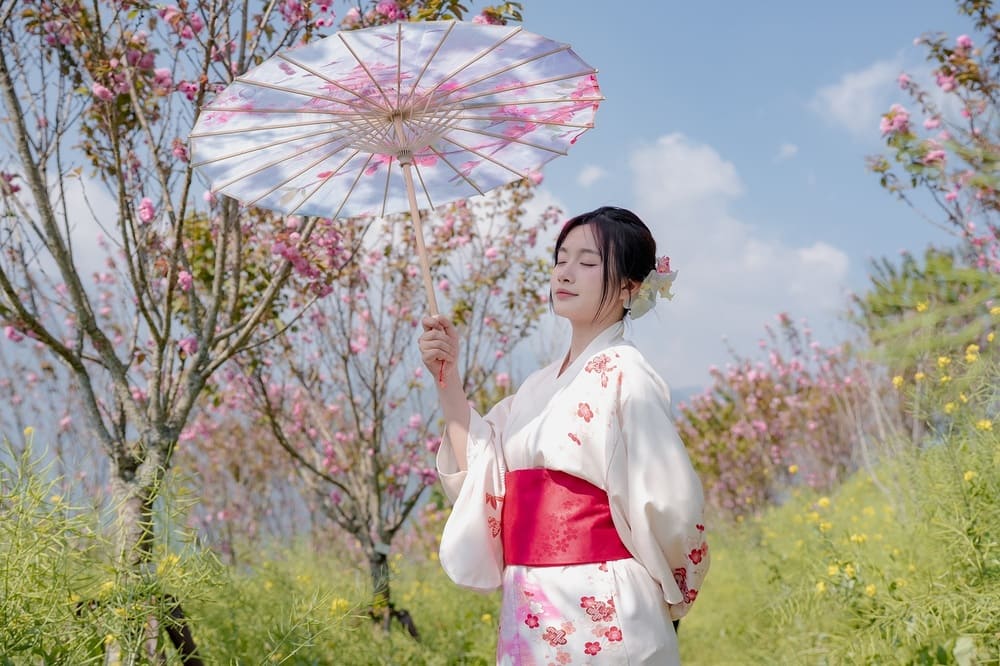 Tourists excitedly check-in at the double cherry blossom garden in Fansipan (Sa Pa). Photo: Thanh Son