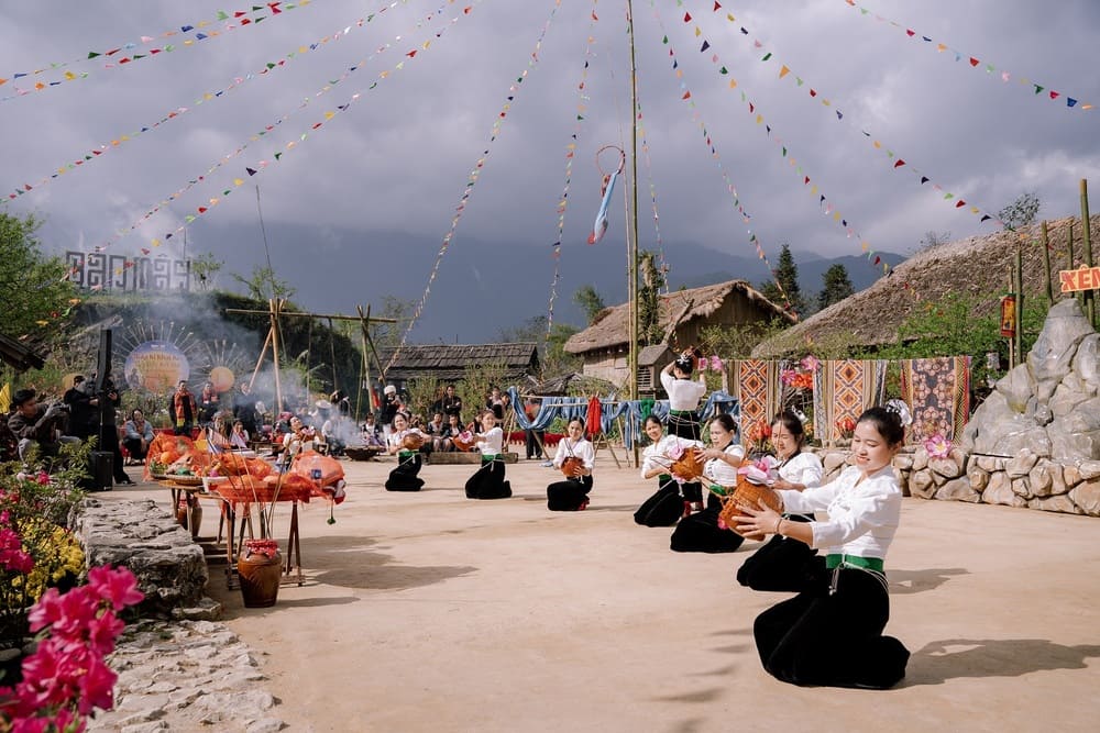 Bản Mây vẫn rộn ràng tiếng khèn và những điệu múa duyên dáng của bản làng Tây Bắc.