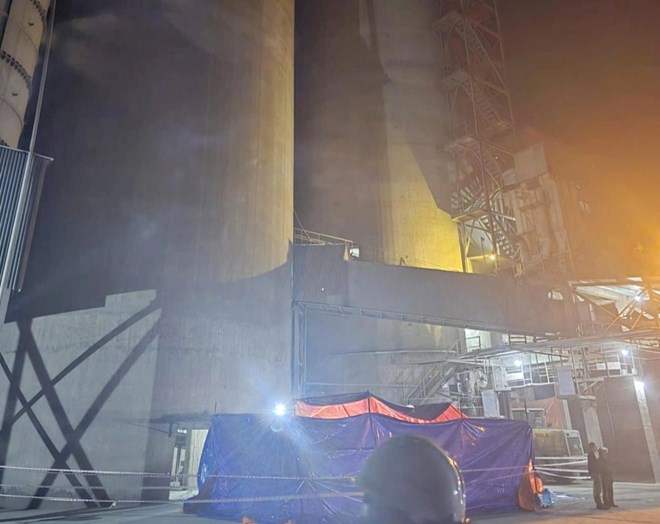 El accidente laboral ocurrió el 24 de enero de 2025, en la Sociedad Anónima de Cemento Sông Lam 2, dirección: Xã Hội Sơn, distrito de Anh Sơn, provincia de Nghệ An (ahora comuna de Vĩnh Tường, provincia de Nghệ An), causando 3 muertes. En la foto se muestra la escena del accidente. Foto: Ngọc Duy