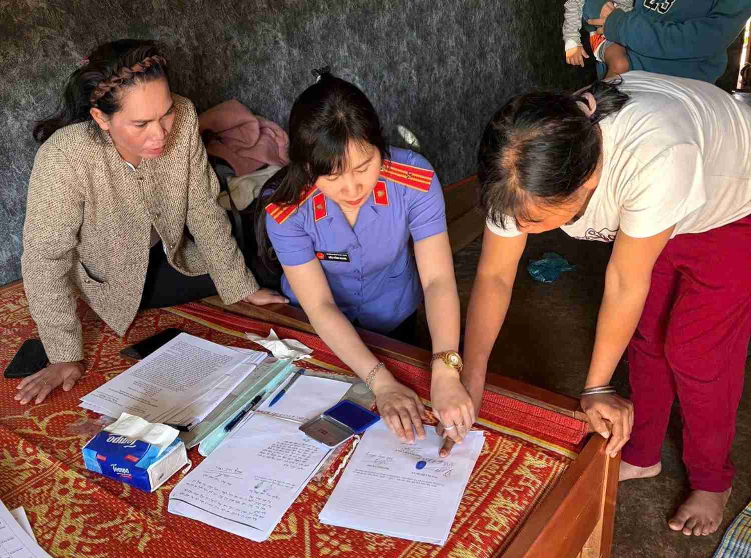 Functional agencies of Dak Lak province work with families to carry out procedures for issuing birth certificates for difficult cases. Photo: Dak Lak Provincial People's Procuracy