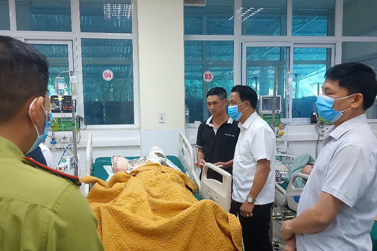 One of the 3 people who were seriously burned while fighting a forest fire in Dien Bien has died. Photo: Thanh Binh