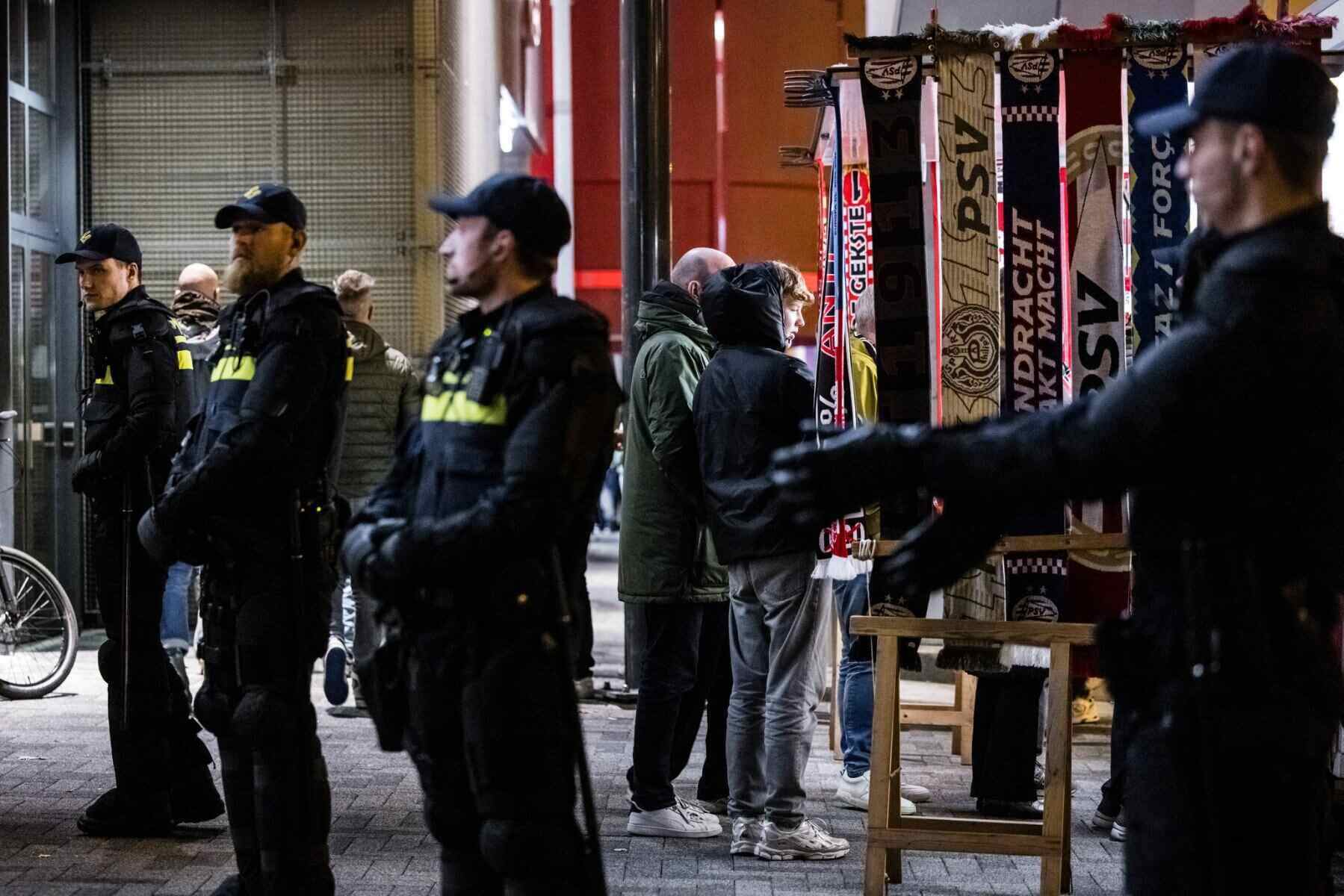 Dutch police on duty. Late on April 3, an explosion of unknown cause occurred at the Israeli Center in the Netherlands. Photo: AFP
