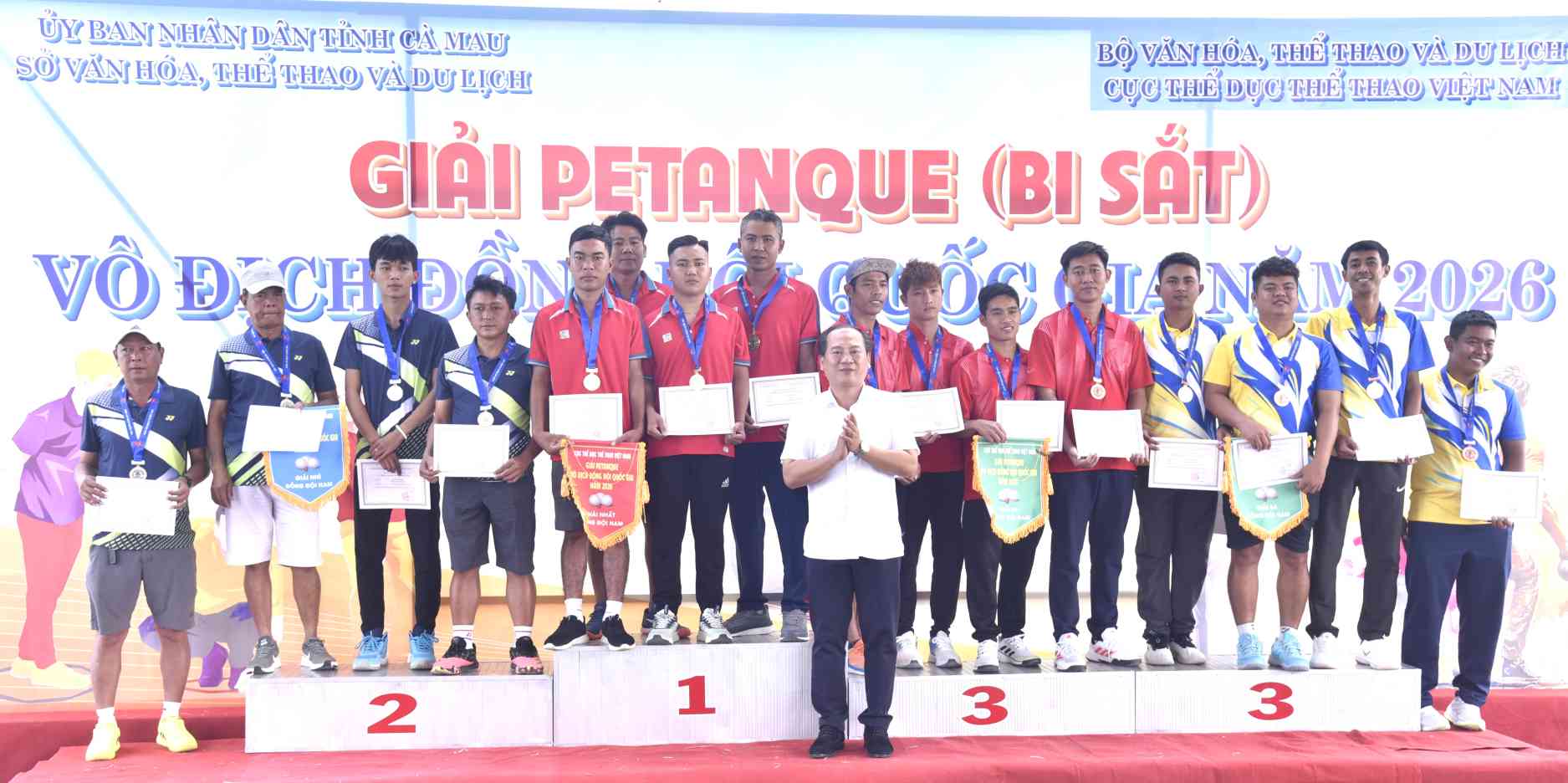 The organizing committee awarded prizes to the champion teams. Photo: Nhat Ho.