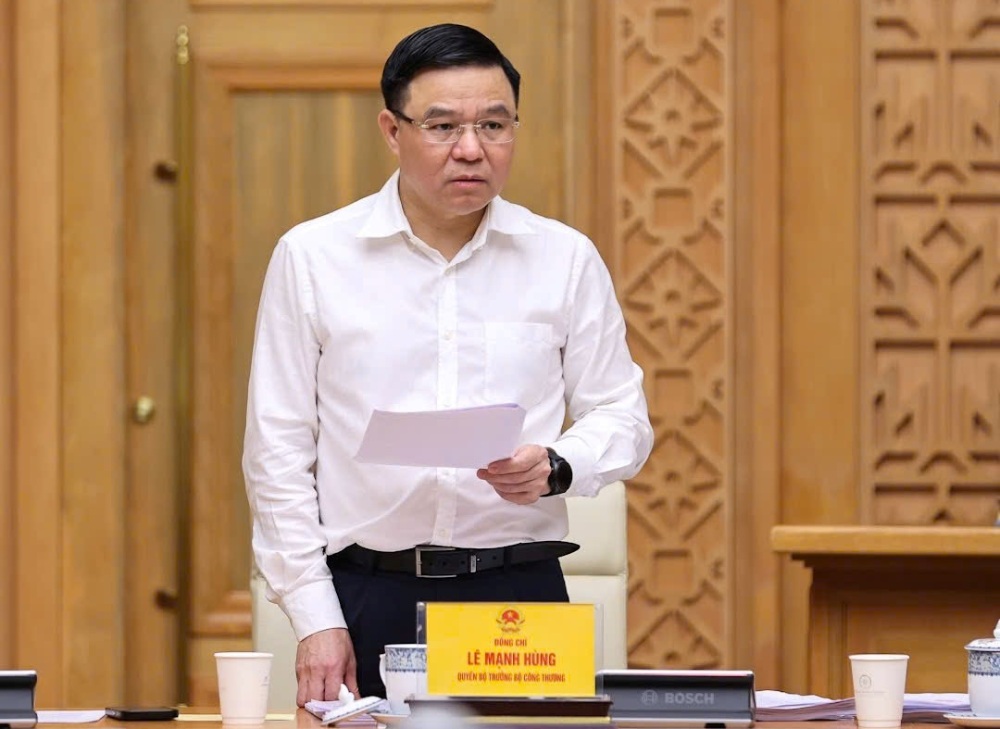 Acting Minister of Industry and Trade Le Manh Hung said that the situation of gasoline and oil supply can be well controlled. Photo: VGP