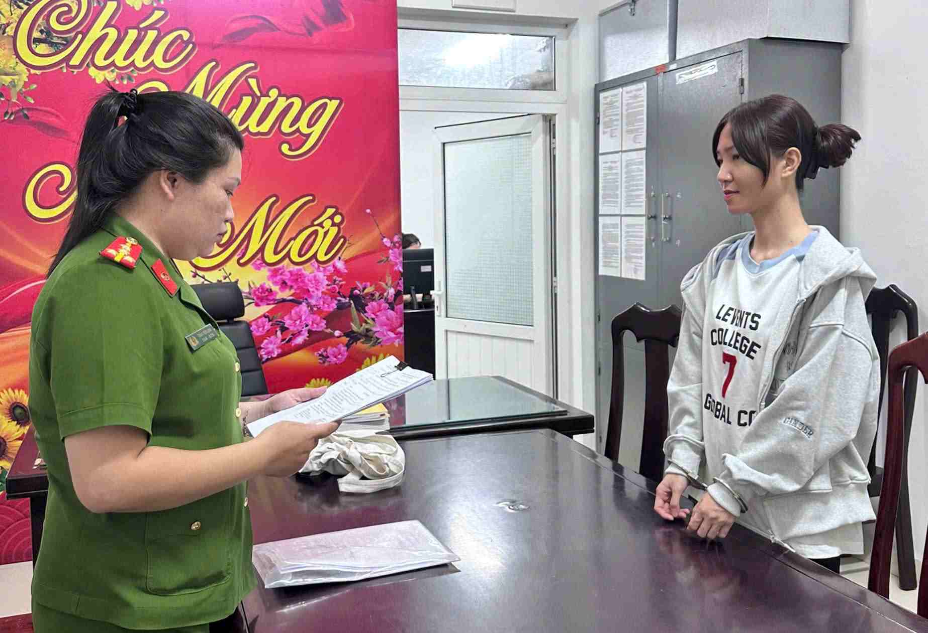 Đối tượng Hồ Thị Thùy Dương lúc bị công an Đà Nẵng bắt. Ảnh: Huỳnh Đức