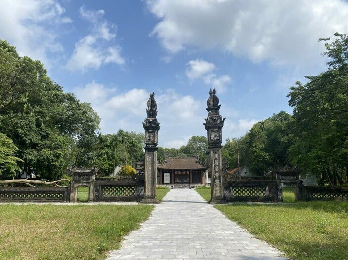 Trục đường chính dẫn vào đình Quán Giá. Ảnh: Tâm Phúc