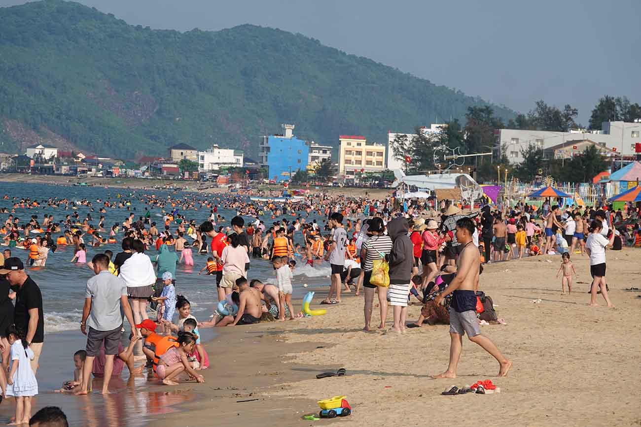 Thien Cam beach is a famous tourist destination of Ha Tinh. Photo: Tran Tuan.