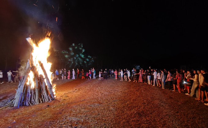 Đông đảo bà con đã tham dự lễ hội cầu mưa tối 3.4. Ảnh: K GỬIH/TTXVN