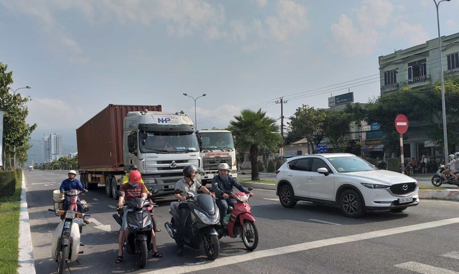 La densidad de camiones pesados desde la calle Ngu Hanh Son hasta el puerto de Tien Sa, Da Nang es muy alta. Foto: An Thuong