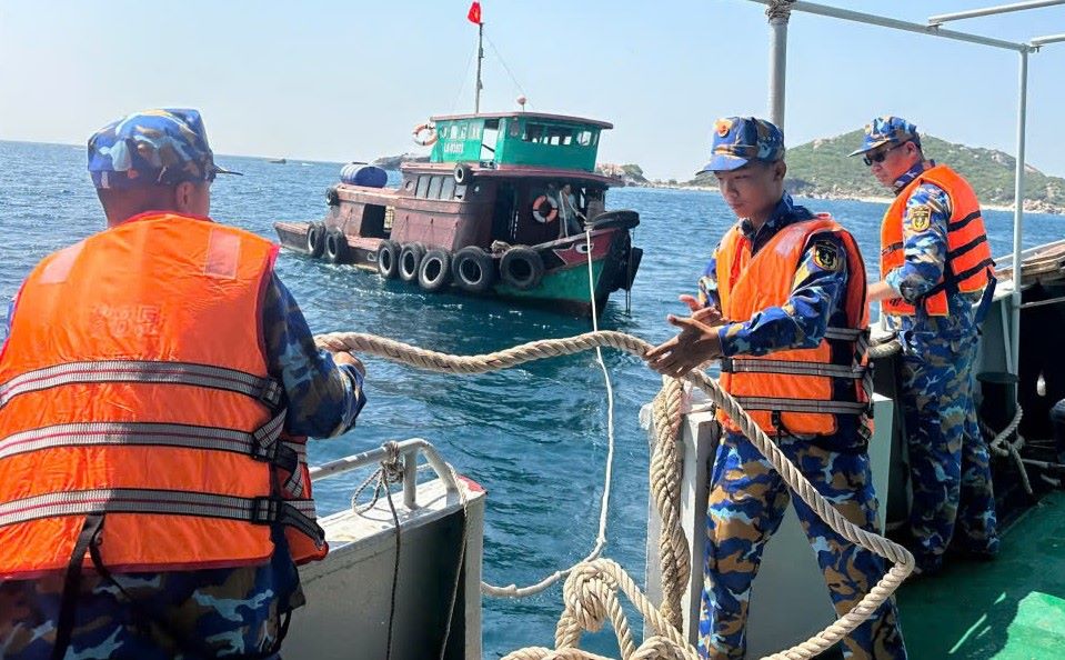 Officers and soldiers of Ship 785, Flotilla 413, Brigade 955 promptly rescued 2 Quang Ngai fishermen and fishing boats in distress at sea. Photo: Navy