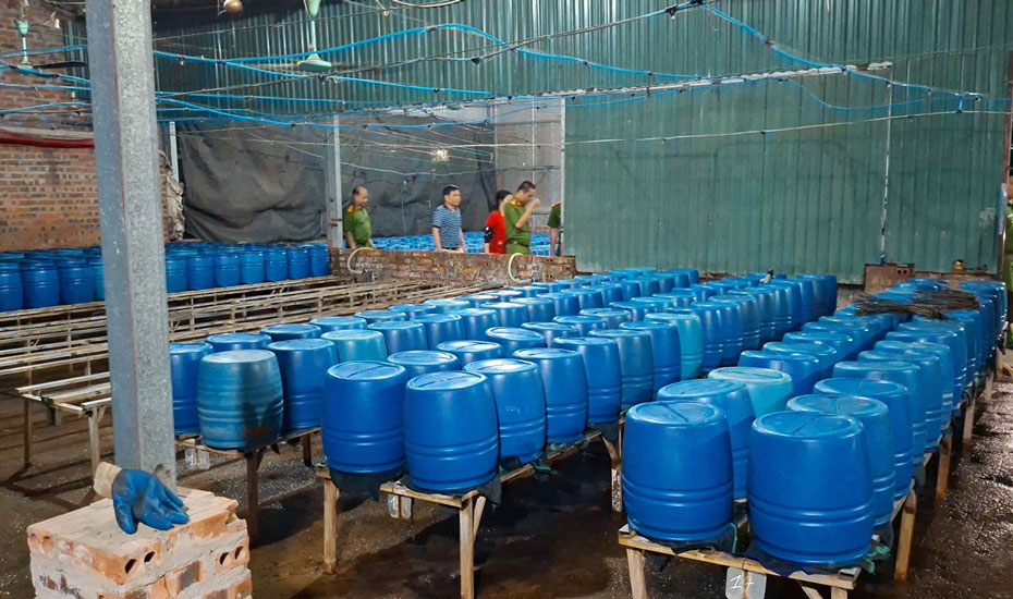 Lực lượng chức năng phát hiện đường dây sản xuất giá đỗ ngậm hóa chất độc. Ảnh: Thiên Bình