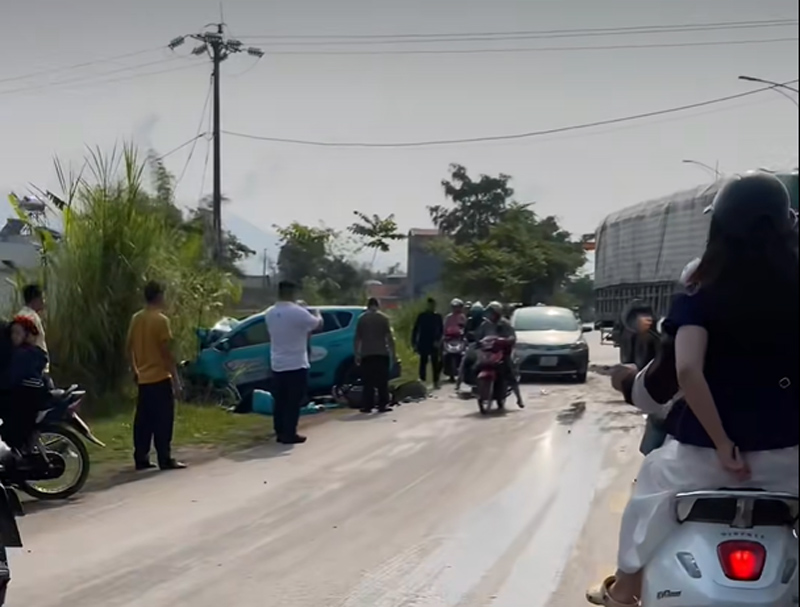 Collision with a truck seriously injured an electric taxi driver. Photo: Ngo Cuong