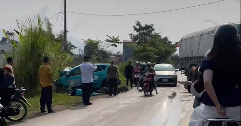 Taxi điện đâm xe tải, tài xế bị thương nặng