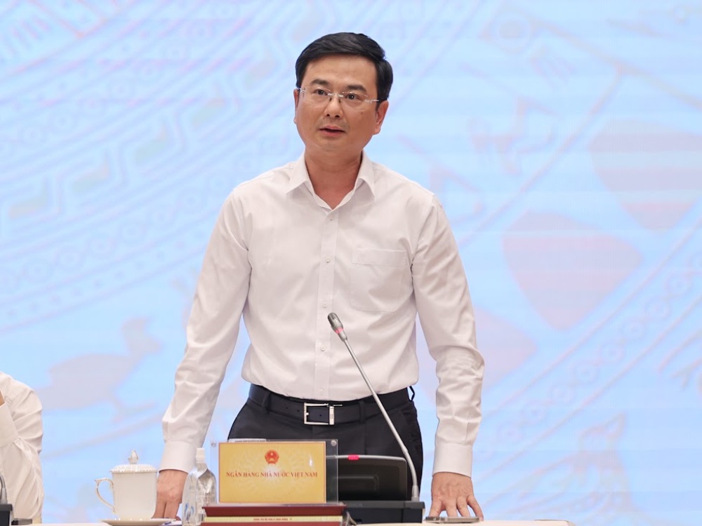 El Vicegobernador del Banco Estatal de Vietnam, Pham Thanh Ha, informa sobre la orientación de la política de tasas de interés desde ahora hasta finales de año y soluciones específicas para apoyar las tasas de interés, así como el crecimiento económico. Foto: Pham Dong