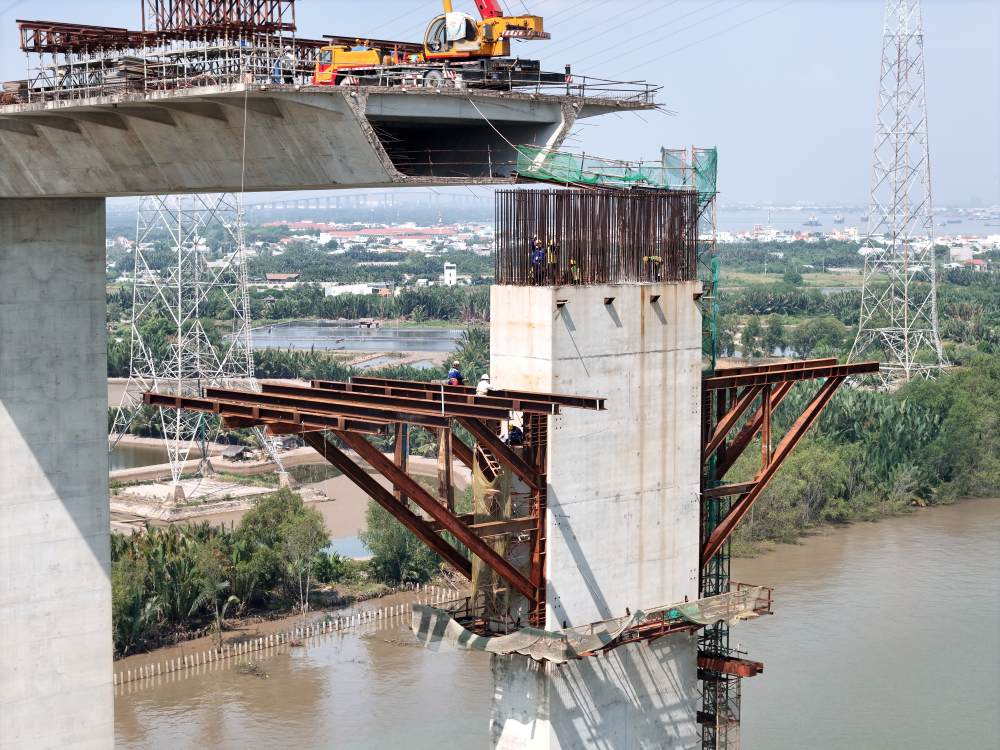Hạng mục kết cấu bê tông, xà mũ tại các trụ cầu dẫn đã cơ bản hoàn thiện.