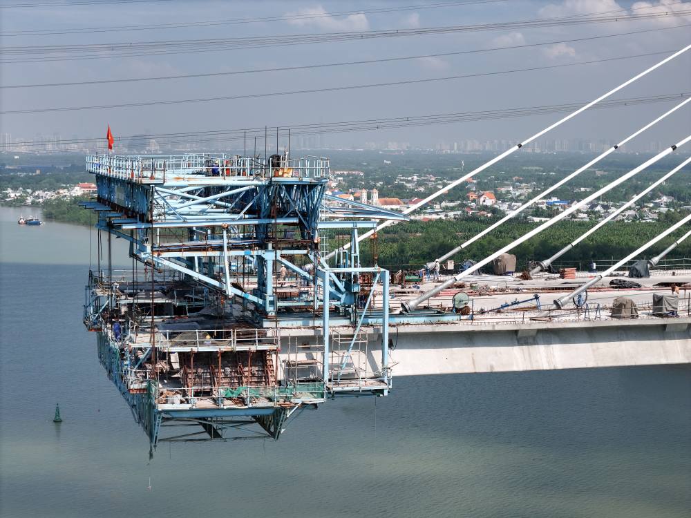 Công tác căng kéo những bó cáp dây văng cuối cùng đang được các nhà thầu đẩy nhanh tiến độ.