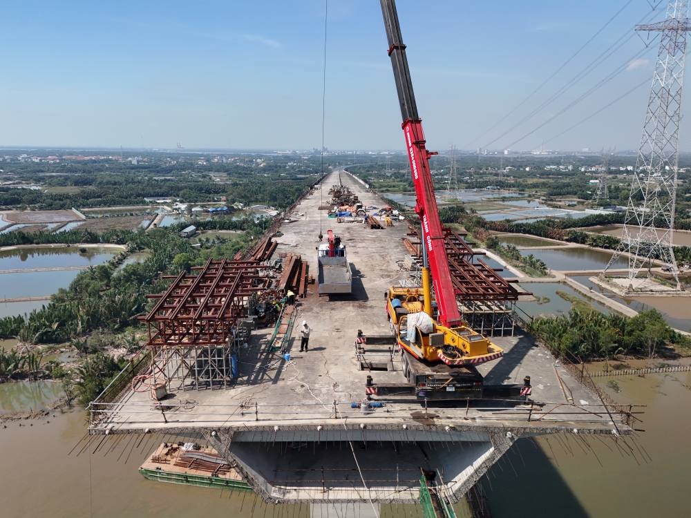 Đường dẫn phía bờ Nhờn Trạch (Đồng Nai) đang thi công cốt thép và đổ bê tông hạng mục lan can.