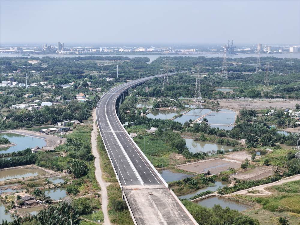 Đường dẫn 2 đầu cầu đã hoàn thành đang chờ kết nối. Ảnh: Anh Tú