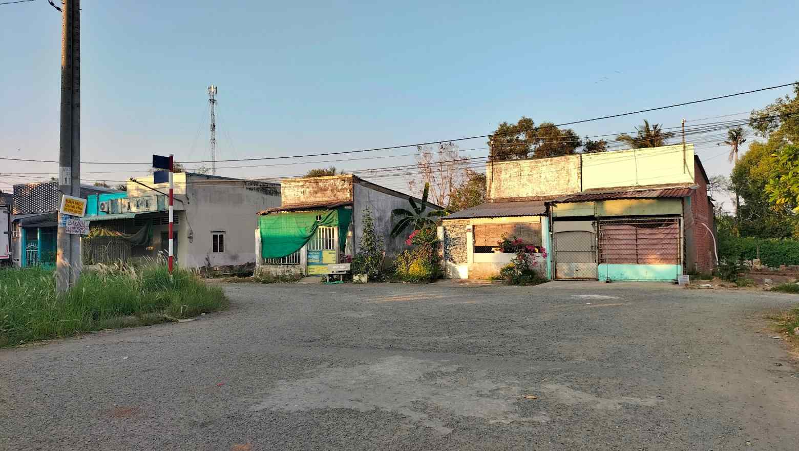 Đường đấu nối với dự án Vành đại ngoài thành phố Bạc Liêu, tỉnh Cà Mau chưa có măt bằng sạch để thi công. Ảnh: Nhật Hồ.