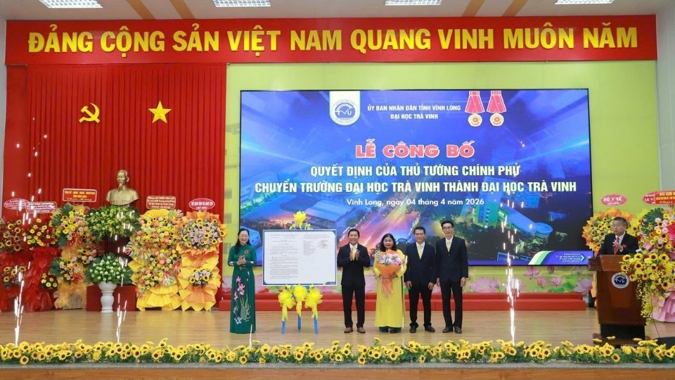 Ceremony to announce the decision to transform Tra Vinh University into Tra Vinh University. Photo: Hoang Loc