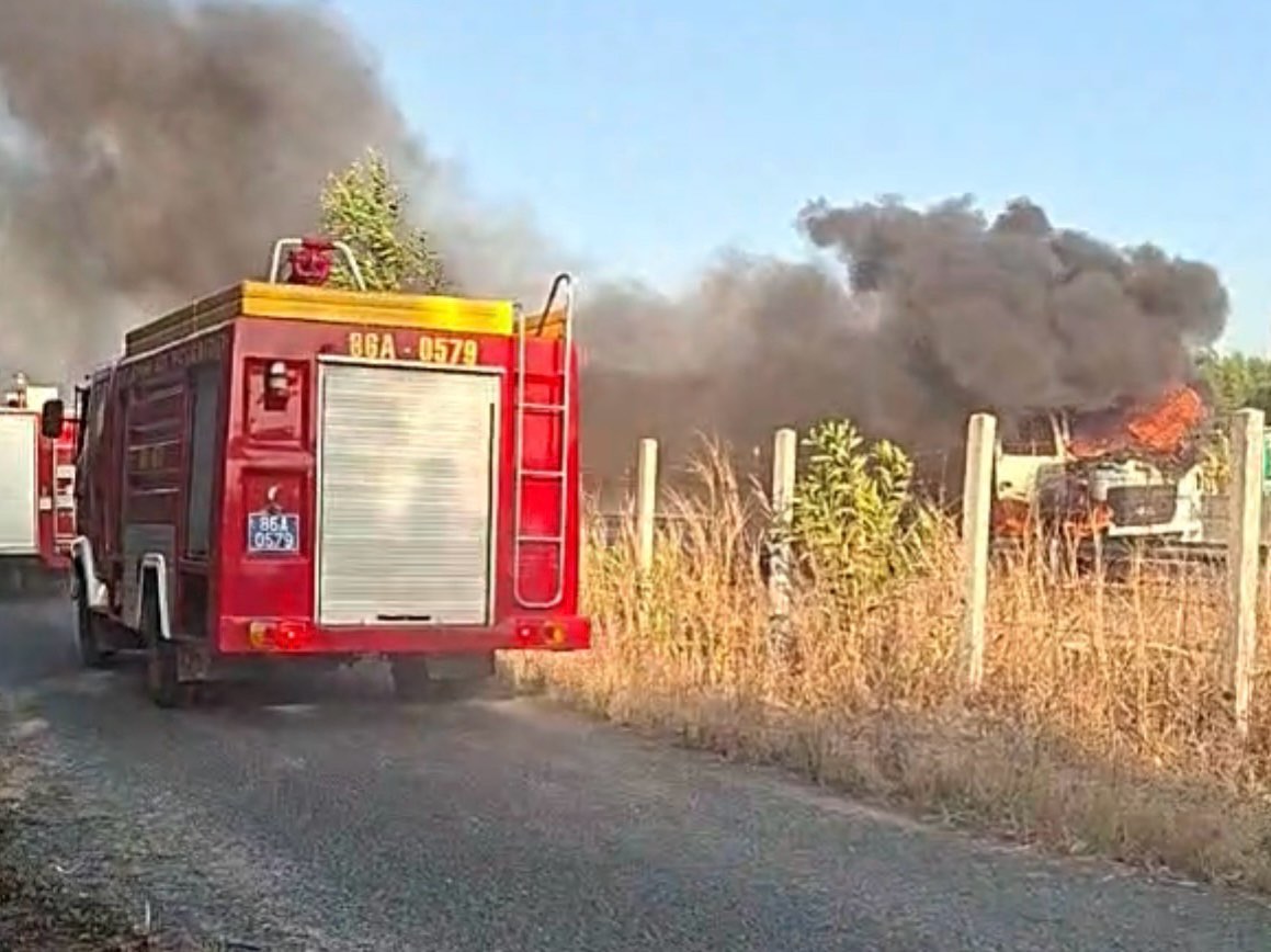 2 xe chữa cháy đến hiện trường từ đường gom dân sinh. Ảnh: Phạm Duy 