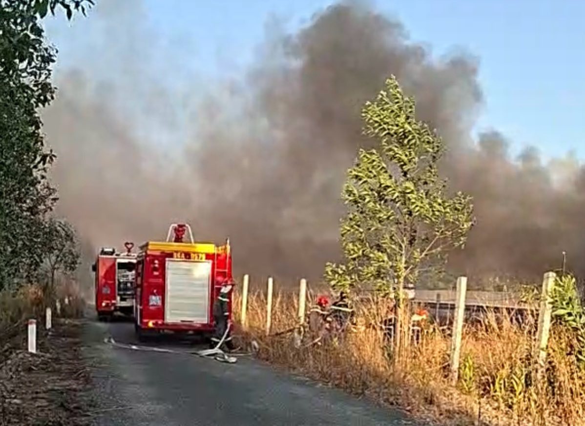 Lực lượng chức năng nhanh chóng dập tắt đám cháy. Ảnh: Quang Kiệm