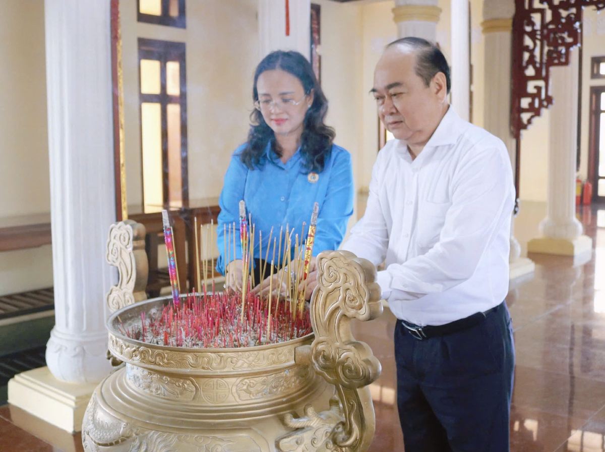 Secretary of the Party Committee of Can Tho City Tran Van Chinh; Vice Chairman of the Vietnam Fatherland Front Committee of Can Tho City Le Thi Suong Mai offer incense at Uncle Ho Temple. Photo: Huong Nha