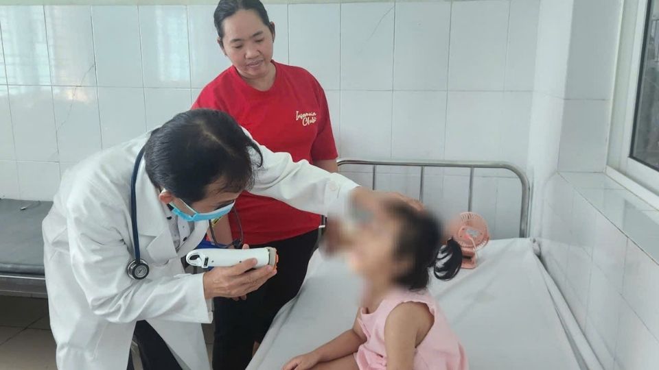 If children are suspected of having hand, foot and mouth disease, parents should take them to the doctor early to avoid dangerous complications. Photo: Hoang Loc