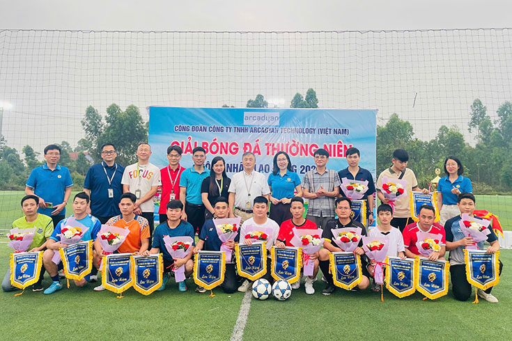 The male workers' football tournament in Phu Tho has 12 participating teams. Photo: Quang Dat