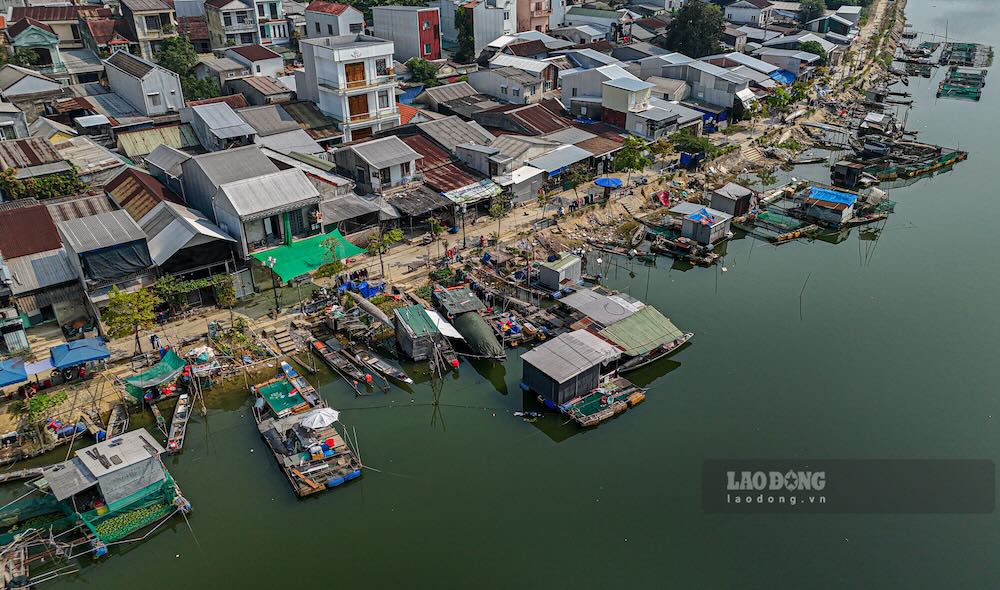 Theo người dân, khu vực này hiện là nơi khoảng 20 hộ nuôi lồng bè, phục vụ đánh bắt trên sông. Dù có phương án di dời để trả lại cảnh quan cho sông. Tuy nhiên, trong thời gian chờ đợi, họ vẫn tiếp tục đổi mới, khiến không gian nơi đây trở nên độc đáo, có sự hấp dẫn đến khách du lịch.