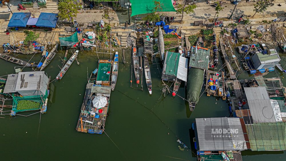 Góc nhìn trên cao cho thấy khu vực bè nổi nằm xen giữa khu dân cư hiện đại, tạo nên sự giao thoa giữa đời sống đô thị và sinh hoạt sông nước.