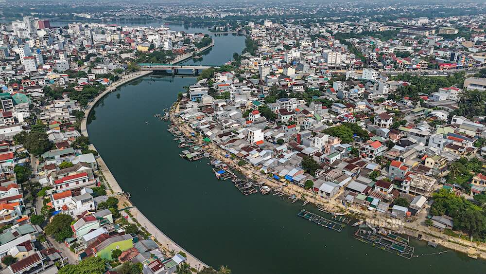 Toàn cảnh khu vực ven sông Như Ý (phường Vỹ Dạ, TP Huế) với những căn nhà, bè nổi và thuyền nhỏ đan xen, tạo nên một không gian sinh hoạt độc đáo giữa lòng đô thị.