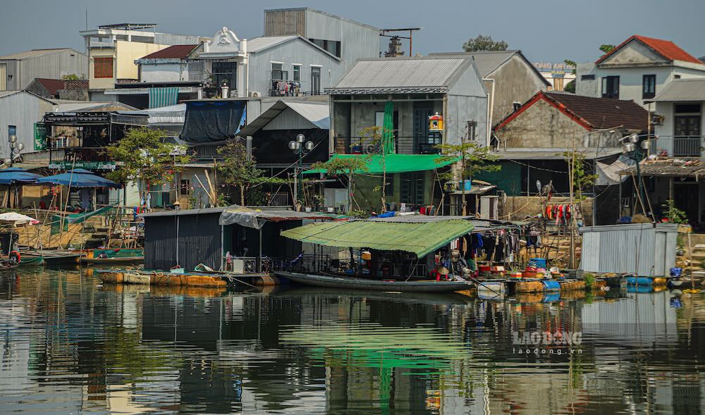 Làng chài nổi bật với cảnh vật yên bình, thu hút các ánh nhìn khi tản bộ ven sông Như Ý.