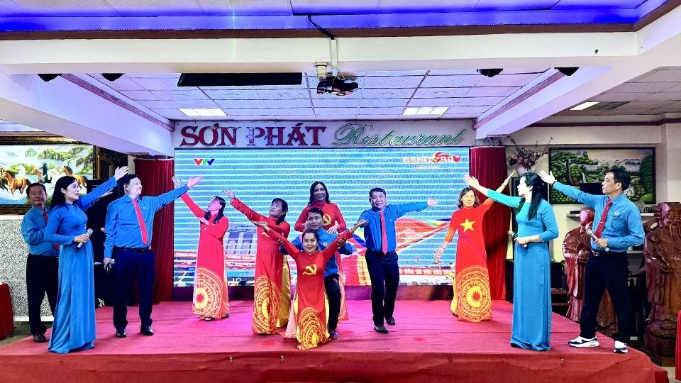 Los concursantes pertenecientes a la célula del partido de la Federación Provincial de Trabajo trajeron actuaciones artísticas vívidas y significativas. Foto: Hoang Loc