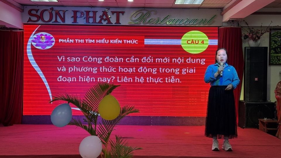 Thí sinh trả lời các câu hỏi kiến thức, thể hiện hiểu biết về tư tưởng, đạo đức, phong cách Hồ Chí Minh. Ảnh: Hoàng Lộc