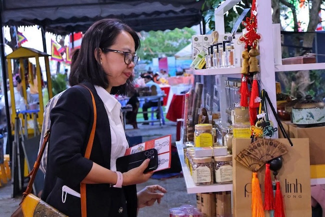 Người dân, du khách tham quan các gian hàng sản phẩm thủ công và quà lưu niệm trong khuôn khổ Lễ hội Quán Thế Âm Ngũ Hành Sơn 2026. Ảnh: Thanh Huyền