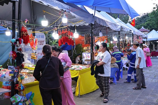 Lãnh đạo UBND TP Đà Nẵng phát biểu tại lễ hội. Ảnh: Thanh Huyền