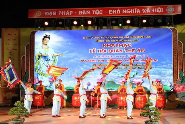 Tiết mục nghệ thuật mở màn đêm khai mạc Lễ hội Quán Thế Âm Ngũ Hành Sơn 2026. Ảnh: Thanh Huyền